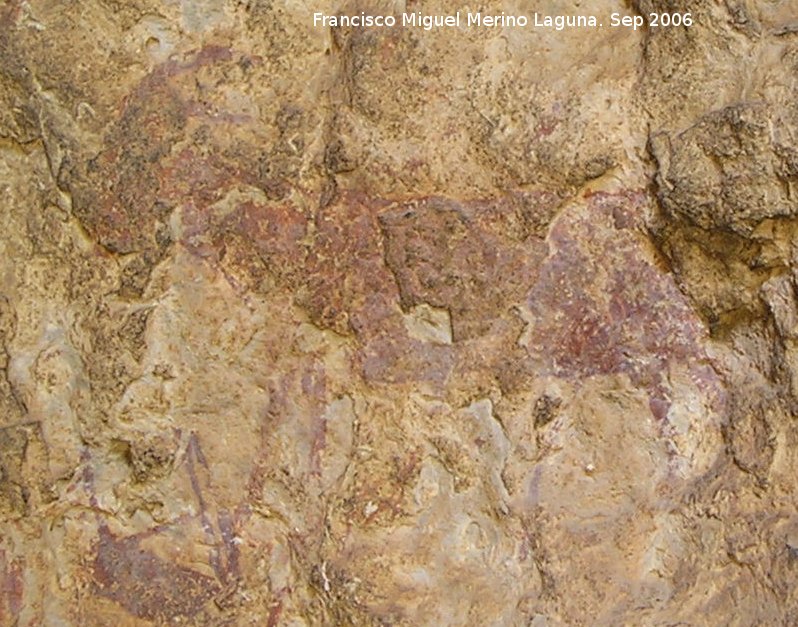 Pinturas rupestres de la Cueva del Engarbo II. Grupo I - Pinturas rupestres de la Cueva del Engarbo II. Grupo I. Cabra con dos flechas sobre su lomo y otras tantas en el vientre