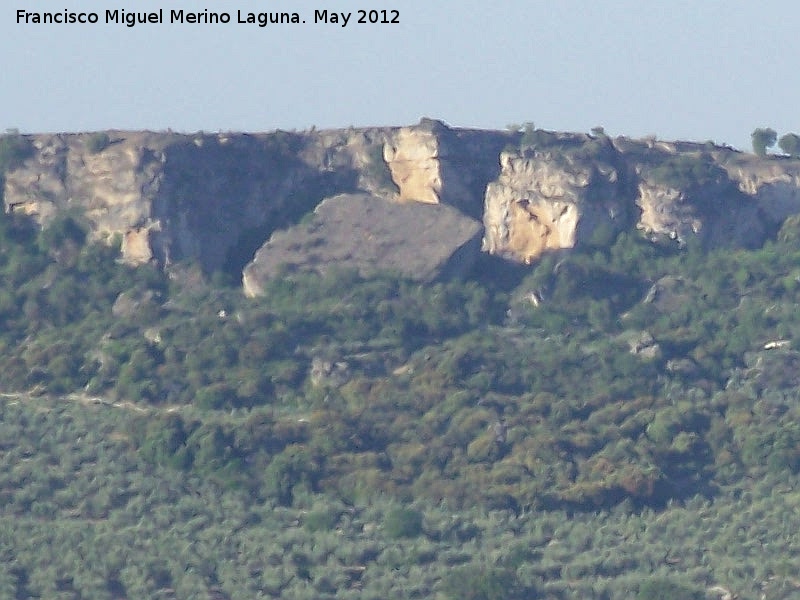 Tajos de El Hacho - Tajos de El Hacho. Gran bloque de piedra desprendido