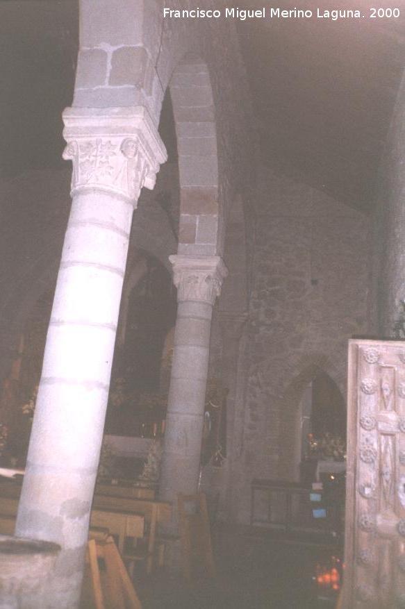 Iglesia de Santa Mara del Collado - Iglesia de Santa Mara del Collado. Columnas y puerta