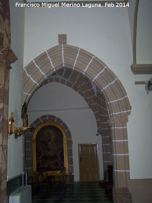 Iglesia de San Esteban - Iglesia de San Esteban. Arco apuntado coronado por la cruz de San Andrs