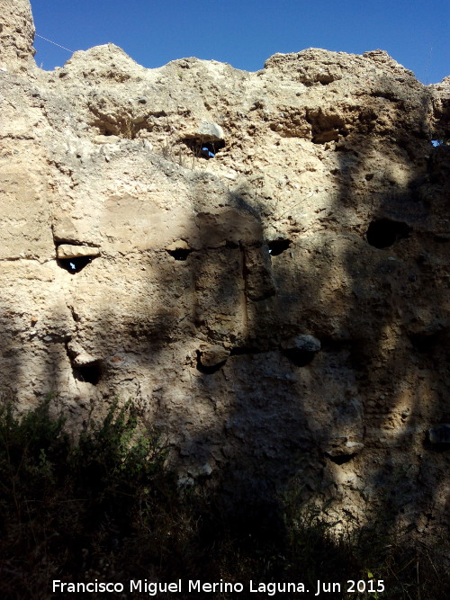 Muralla de Jan. Lienzo Norte V - Muralla de Jan. Lienzo Norte V. Huecos de los mechinales a intramuros