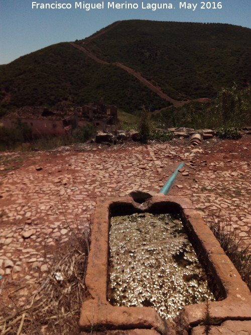 Fuente de Montefuerte - Fuente de Montefuerte. Con el Cerro El Chaparral al fondo