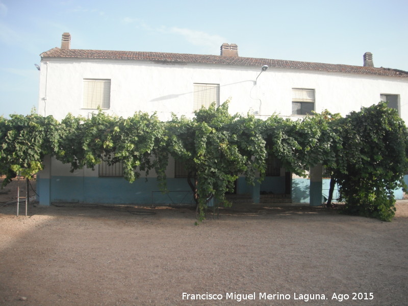 Cortijo de Iznadiel - Cortijo de Iznadiel. Cortijo con porche de parra