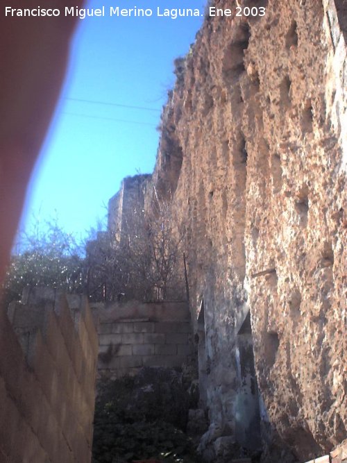 Muralla de Jan. Lienzo Norte XX - Muralla de Jan. Lienzo Norte XX. A la altura del callejn cuando el lienzo pierde su recubrimiento de mampostera restaurado y permite contemplar su tapial, podemos observar dos entradas actuales a las viviendas que se apoyan en la m