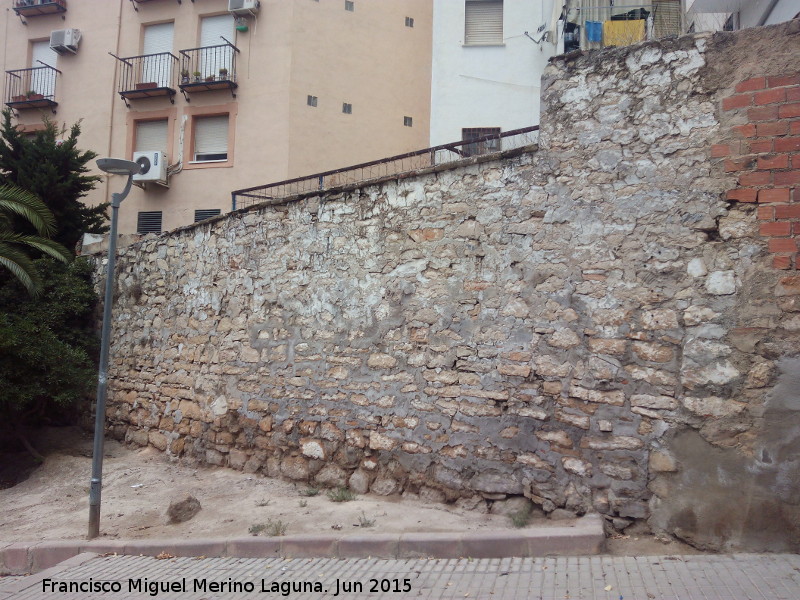 Plaza Donantes de Sangre - Plaza Donantes de Sangre. Antiguo muro de piedra