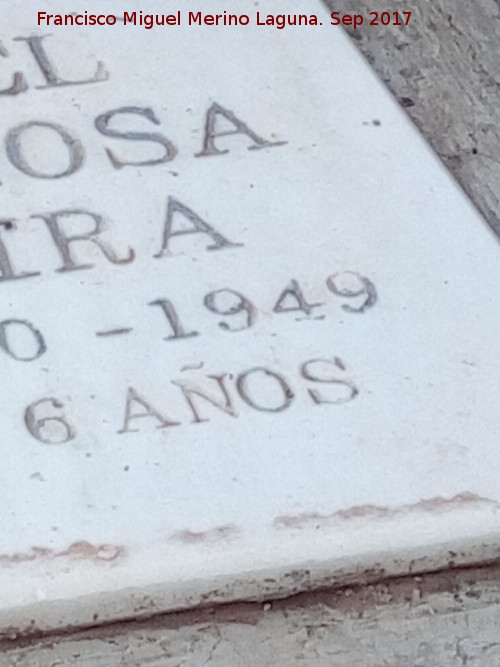 Cementerio de Bujaraiza - Cementerio de Bujaraiza. Ao de una tumba infantil