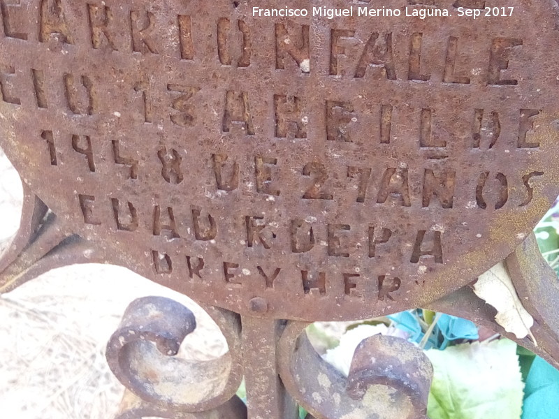 Cementerio de Bujaraiza - Cementerio de Bujaraiza. Tumba de 1948 de un joven de 27 aos