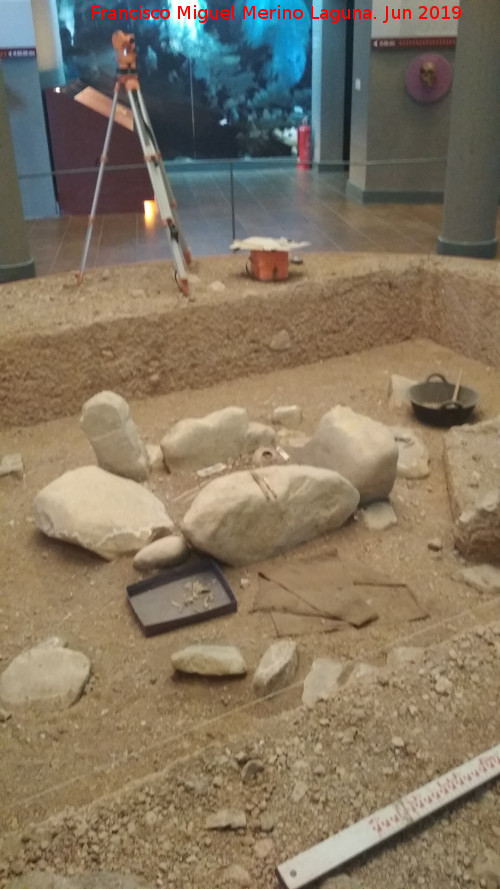 Centro de Interpretacin de la Prehistoria - Centro de Interpretacin de la Prehistoria. Recreaccin de una excabacin de una tumba del bronce