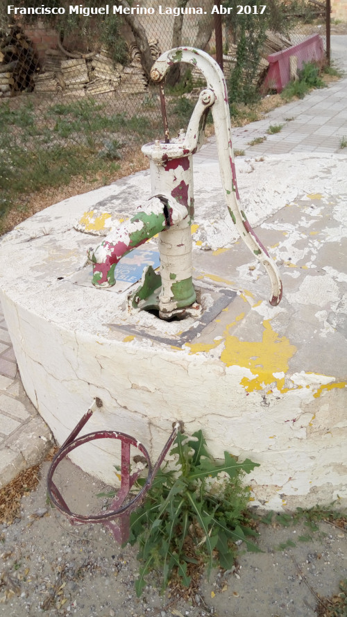 Fuente El Pozuelo - Fuente El Pozuelo. Bomba y apoyacntaros