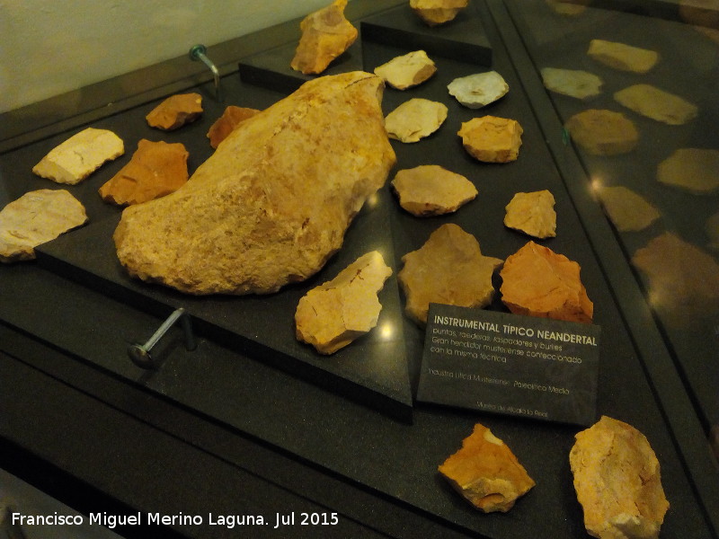 Museo de la Ciudad - Museo de la Ciudad. Piezas lticas del neardenthal