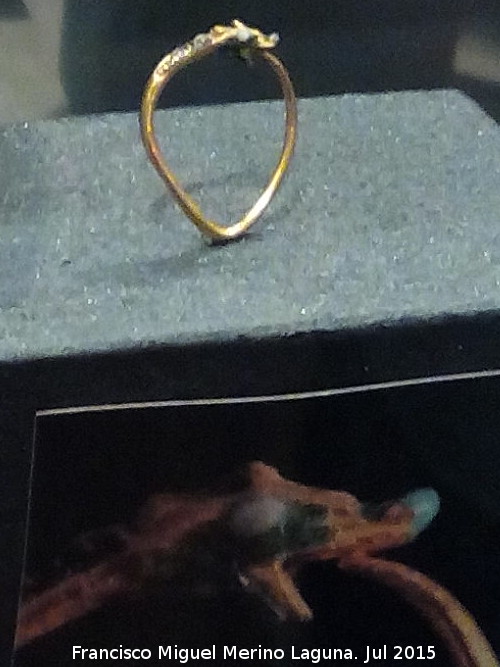 Museo de la Ciudad - Museo de la Ciudad. Anillo de dragn mordiendose la cola de oro y esmalte siglos XV - XVIII