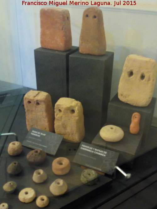 Museo de la Ciudad - Museo de la Ciudad. Pesas de telar, fusayolas y badajo cermico de campana