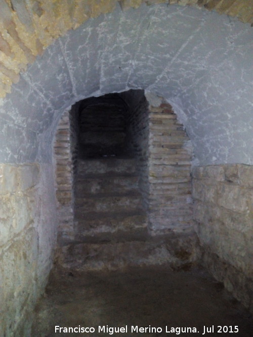 Baslica de San Ildefonso. Criptas - Baslica de San Ildefonso. Criptas. Escaleras de acceso a la parte del refugio de las criptas