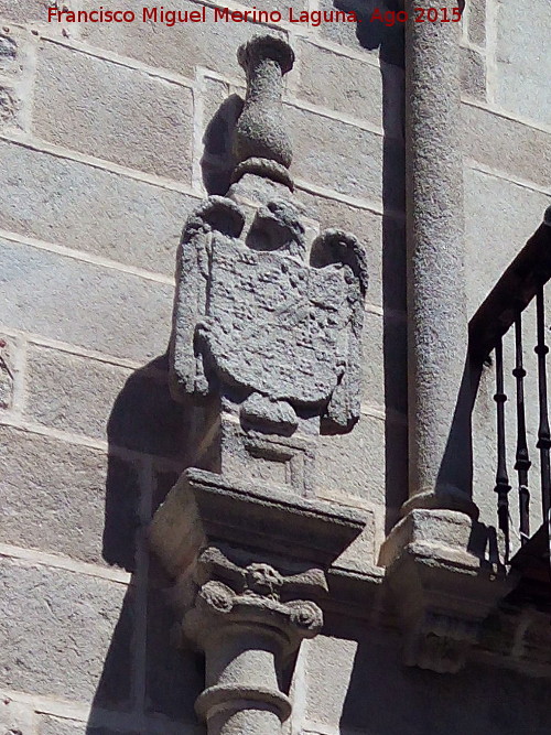 Palacio de los guila - Palacio de los guila. Escudo izquierdo