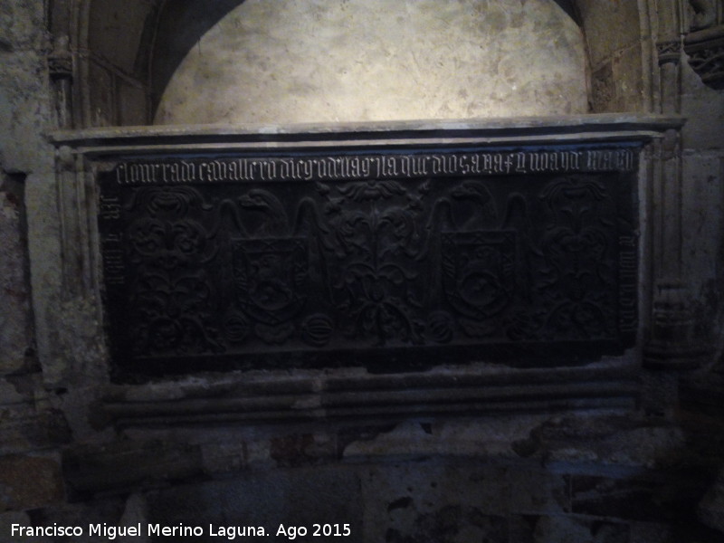 Catedral de vila. Capilla de San Esteban - Catedral de vila. Capilla de San Esteban. Sepulcro