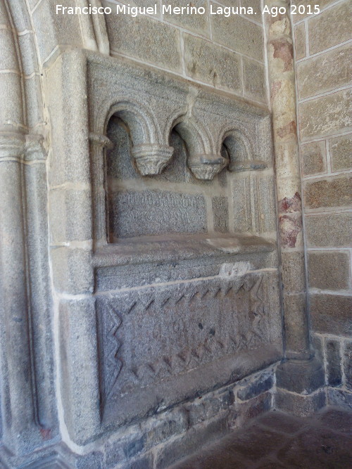 Catedral de vila. Claustro - Catedral de vila. Claustro. Sepulcro