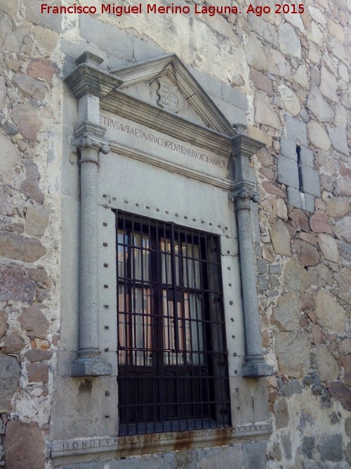 Palacio de los Dvila - Palacio de los Dvila. Ventana del siglo XVI y saetera
