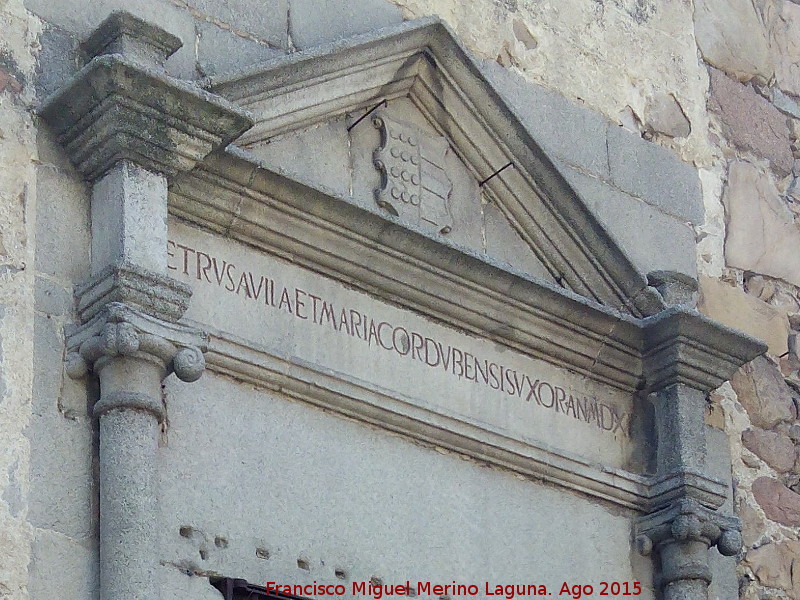 Palacio de los Dvila - Palacio de los Dvila. Frontn con escudo e inscripcin en latn