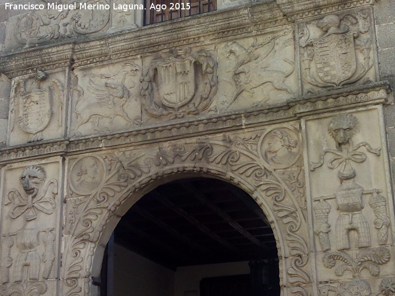 Palacio de Polentinos - Palacio de Polentinos. Escudos