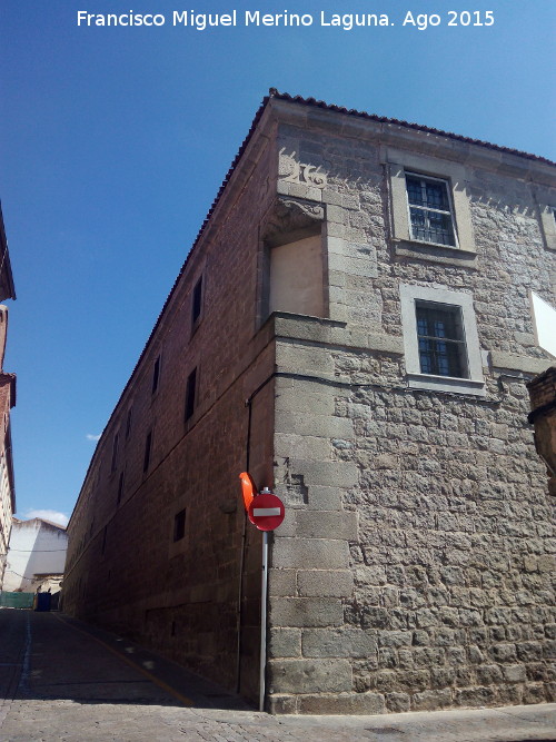 Convento de Santa Teresa - Convento de Santa Teresa. Esquina trasera del convento con hornacina vaca