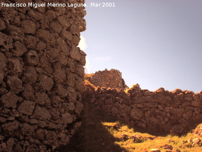 Castillo de Arenas. Recinto Inferior - Castillo de Arenas. Recinto Inferior. Torren de mampostera, muralla del recinto exterior y torren cilindrico del recinto medio