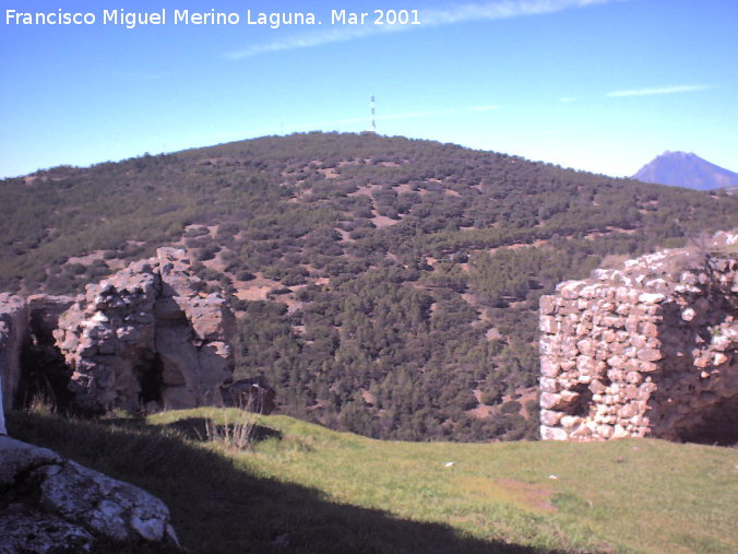 Castillo de Arenas. Recinto Inferior - Castillo de Arenas. Recinto Inferior. Vista desde la ermita de dos torreones de tapial y mampostera