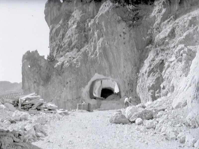 Tnel del Quiebrajano - Tnel del Quiebrajano. Construccin del tnel subterrneo de acceso al pantano del Quiebrajano. Dcada de 1960