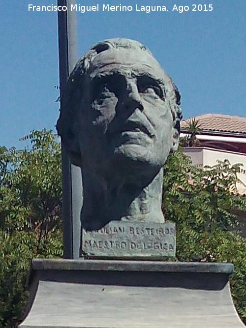 Monumento a Julian Besteiro - Monumento a Julian Besteiro. Busto