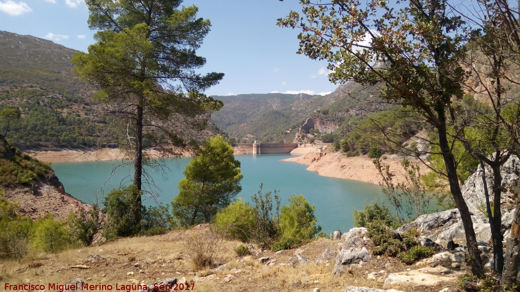  - . Vistas hacia la presa del Pantano del Tranco