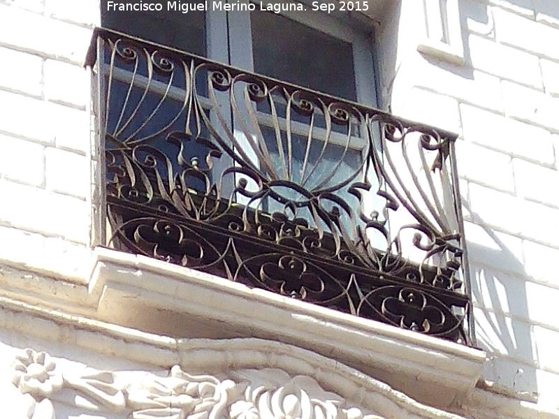 Casa de la Calle Cardenal Merino n 10 - Casa de la Calle Cardenal Merino n 10. Barandilla modernista del segundo piso