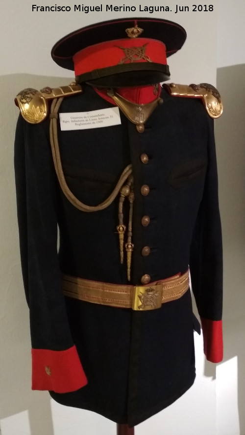 Alfonso XIII de Espaa - Alfonso XIII de Espaa. Guerrera de Comandante de Infantera de la Lnea de Asturias 31. Exposicin Palacio Villardompardo - Jan