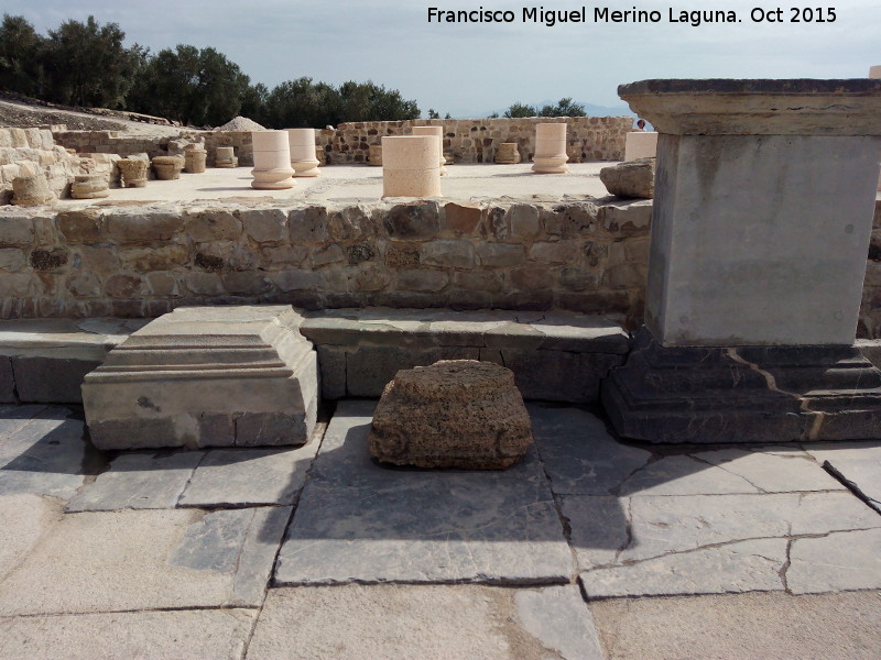 Torreparedones. Foro - Torreparedones. Foro. Pedestales de estatuas del Este