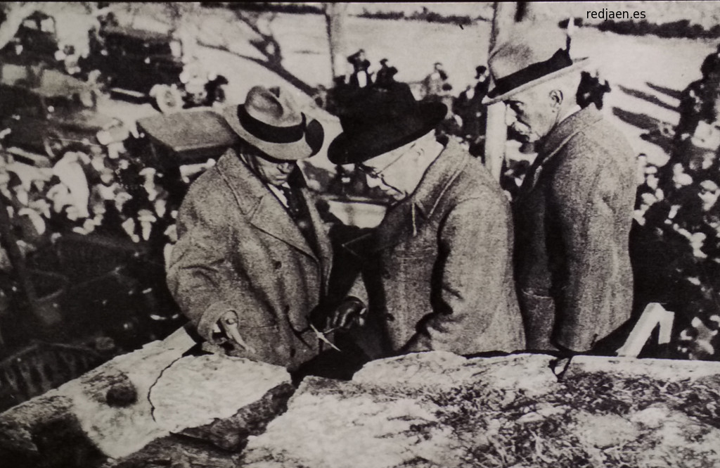 Manuel Azaa - Manuel Azaa. Azaa con piqueta de plata en mano solemniza el derribo del Baluarte de Santa Clara de las Murallas de Gerona 1931. Foto de Casas