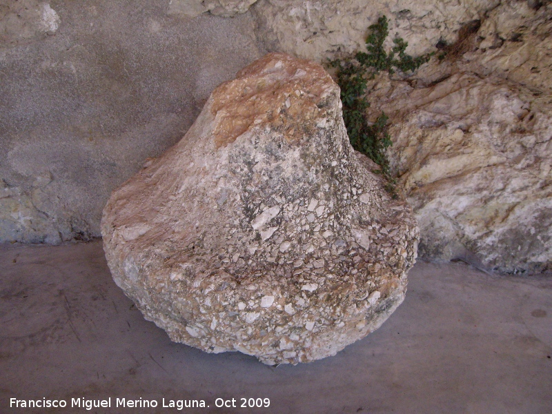 Piedras de molino de las Cuevas de los Majuelos y Aro - Piedras de molino de las Cuevas de los Majuelos y Aro. En la entrada a la Cueva de los Majuelos