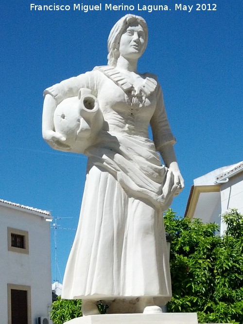 Mara Bellido - Mara Bellido. Monumento en Porcuna