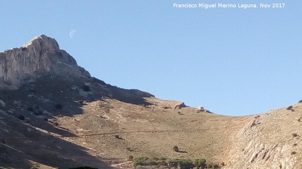 Refugio de montaa de la Mella - Refugio de montaa de la Mella. Con la Luna