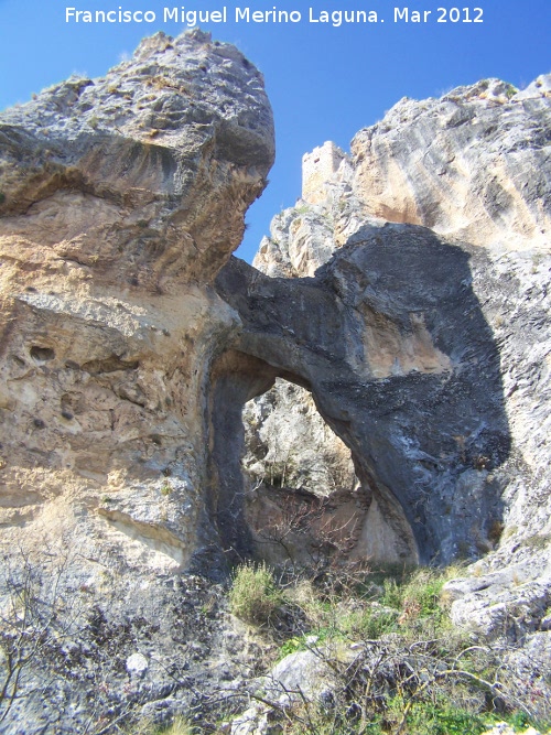 Castillo de Htar - Castillo de Htar. Arco de piedra del Castillo de El Rosell. Al fondo el Castillo de Htar