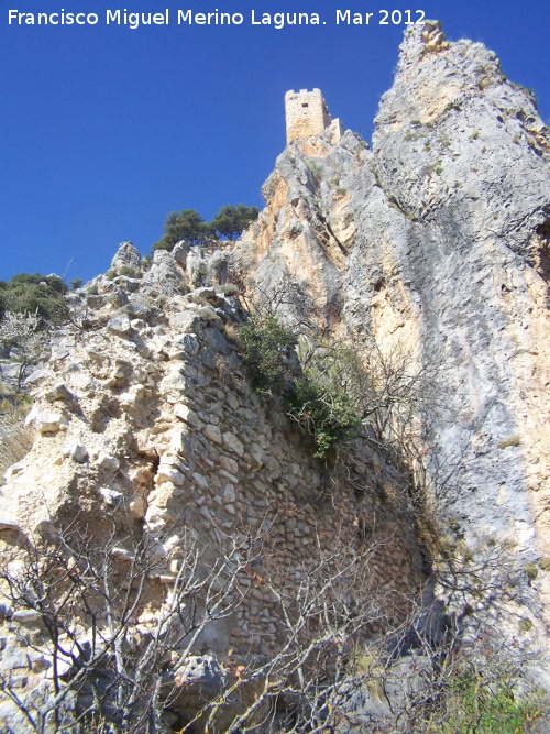 Castillo de El Rosel - Castillo de El Rosel. Al fondo el Castillo de Htar