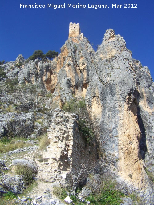 Castillo de El Rosel - Castillo de El Rosel. Al fondo el Castillo de Htar