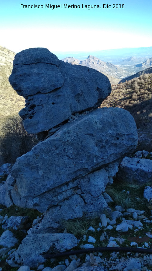 Fuente del Espino - Fuente del Espino. Roca cercana