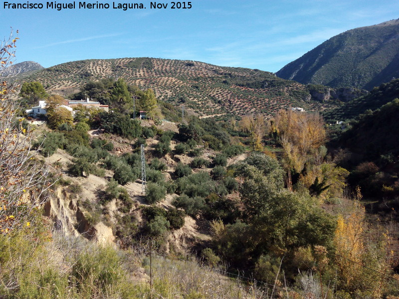 Cortijo Bravos Bajos - Cortijo Bravos Bajos. Cortijo sobre el barranco