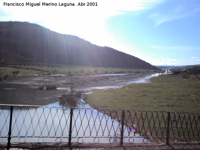 Pantano de Giribaile - Pantano de Giribaile. Desde la barandilla del Puente Ariza como el pantano va llegando a l