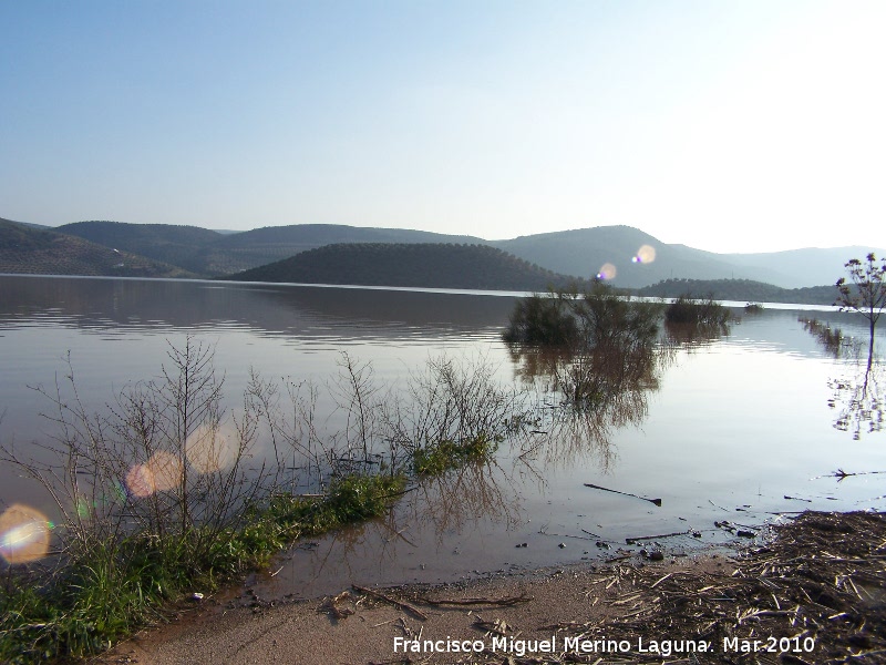 Pantano de Giribaile - Pantano de Giribaile. Carretera que va al Puente Ariza sumergido