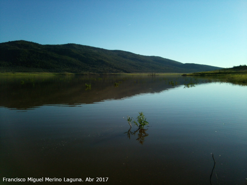 Pantano de Giribaile - Pantano de Giribaile. Cerro Azoreros - beda