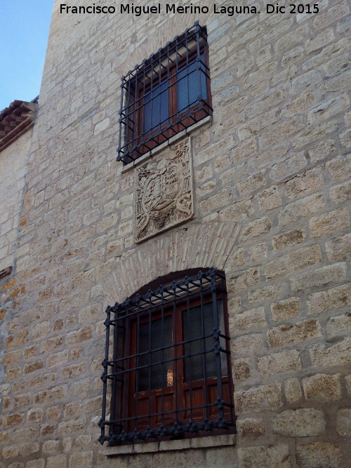 Torre del Obispo - Torre del Obispo. Rejas de rosetas y escudo