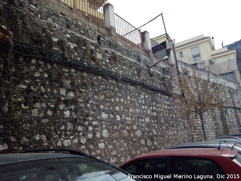 Muralla de Jimena - Muralla de Jimena. Muralla transformada en muro de contecin.