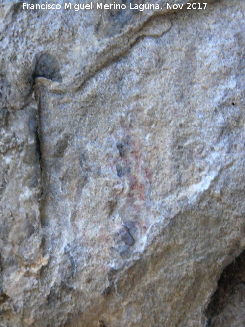 Pinturas rupestres de la Cueva de la Graja-Grupo VII - Pinturas rupestres de la Cueva de la Graja-Grupo VII. Restos de lneas en zig zag inferiores y zooformo, muy desvados