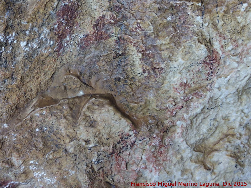Pinturas rupestres de la Cueva de la Graja-Grupo XII - Pinturas rupestres de la Cueva de la Graja-Grupo XII. Figuras indefinidas sobre el antropomorfo izquierdo