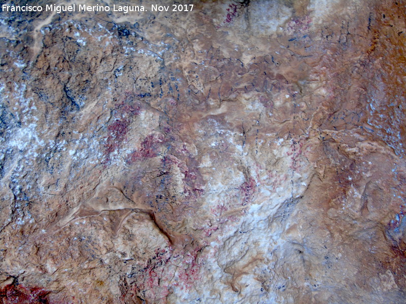 Pinturas rupestres de la Cueva de la Graja-Grupo XII - Pinturas rupestres de la Cueva de la Graja-Grupo XII. Figuras indefinidas sobre el antropomorfo izquierdo