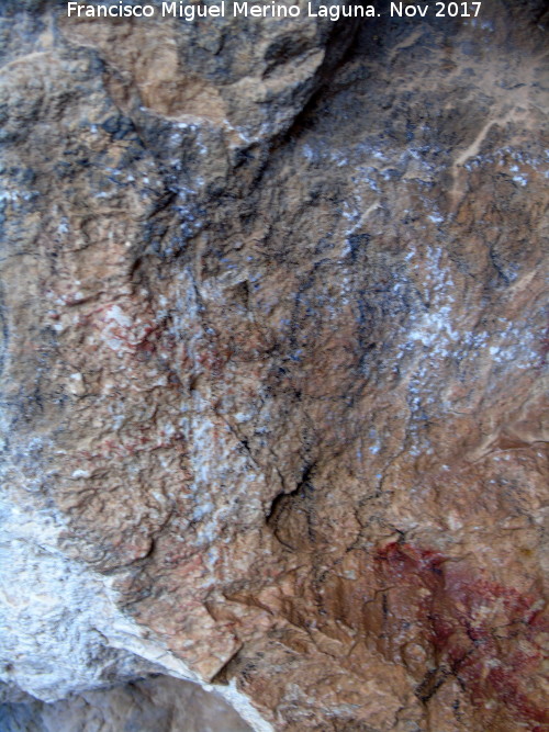 Pinturas rupestres de la Cueva de la Graja-Grupo XII - Pinturas rupestres de la Cueva de la Graja-Grupo XII. Tres barras horizontales muy desvadas a la izquierda del antropomorfo izquierdo